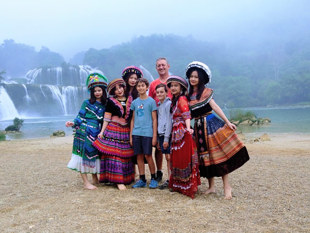 Voyage au Vietnam en famille : des touristes partagent un moment convivial avec les habitants locaux