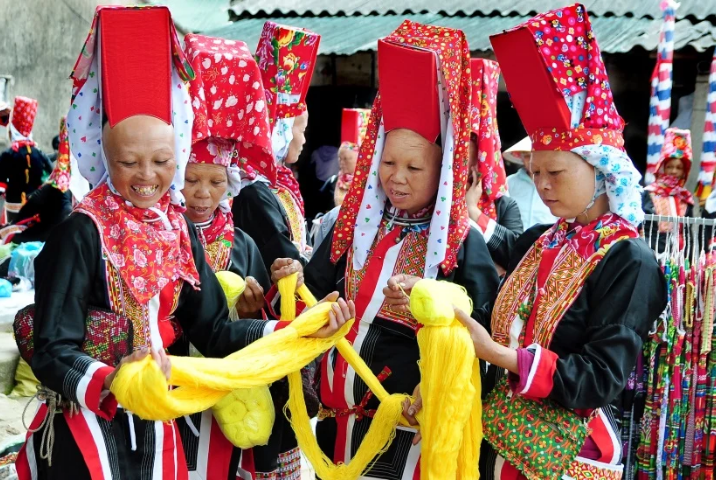 Essayer les costumes traditionnels