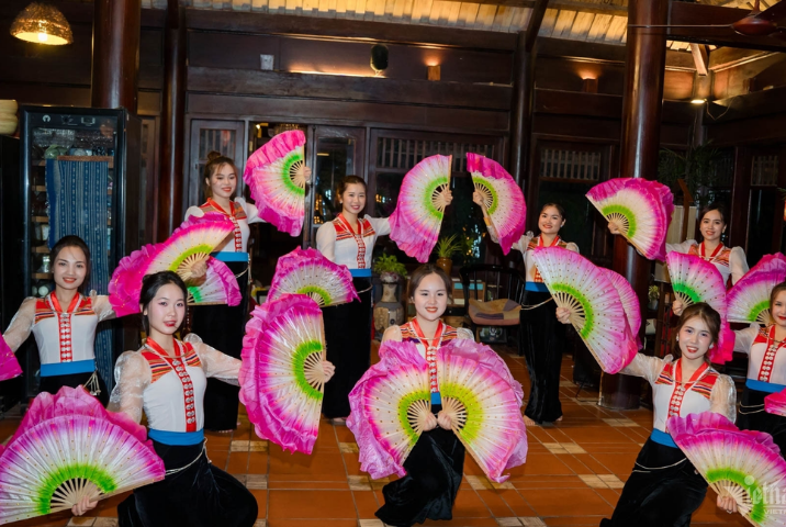 Assister à un spectacle de danse traditionnelle dans les villages