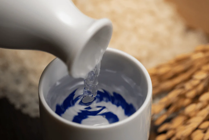 Boire l’alcool de riz traditionnel