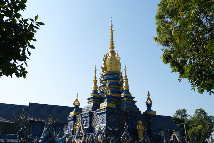Découvrir le Wat Rong Suea Ten (Temple Bleu)