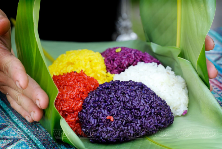 Déguster le riz gluant aux cinq couleurs
