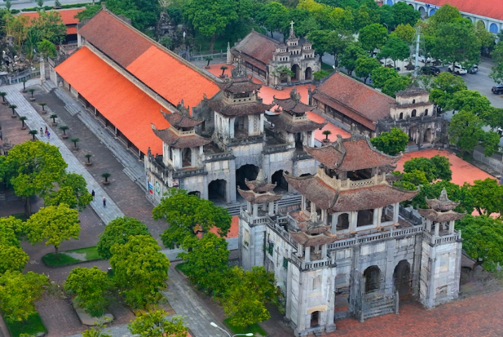 Explorer la cathédrale de Phat Diem