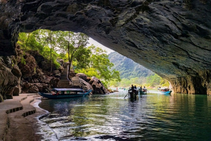 Explorer la grotte de Phong Nha en bateau