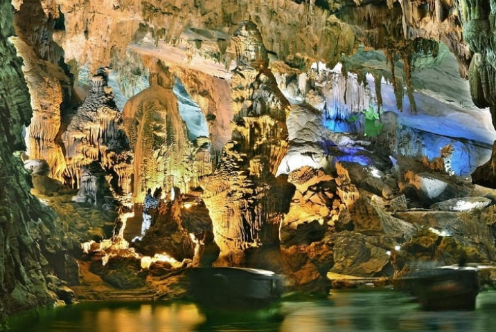 Explorer la grotte de Tien Son