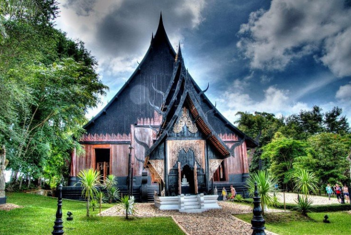 Explorer le Baan Dam Museum (Maison Noire)