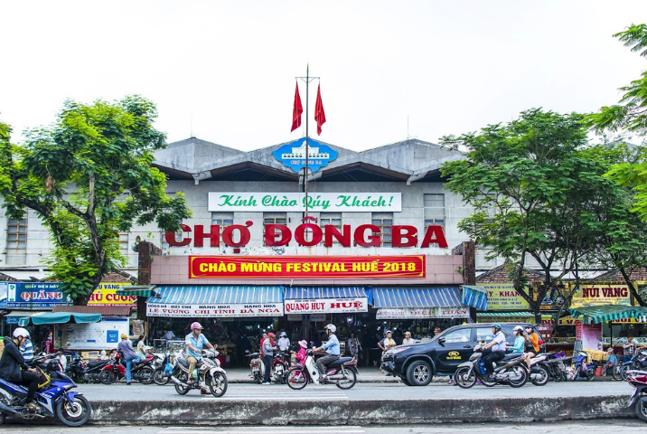Explorer le marché Dong Ba