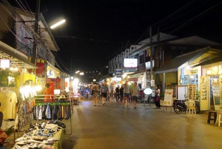 Explorer le marché nocturne de Pai Walking Street