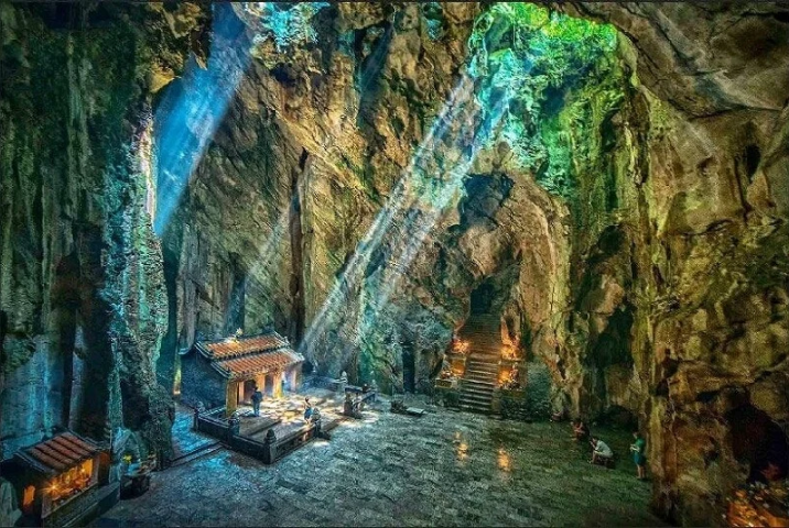 Explorer les grottes et temples des montagnes de Marbre