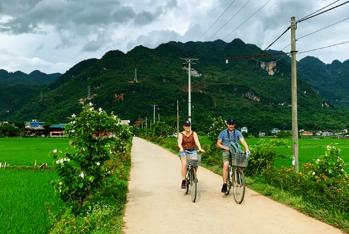 Faire du vélo à travers la vallée de Mai Chau