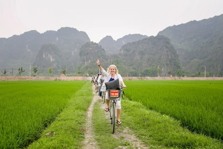 Faire du vélo à travers les rizières Ninh Binh