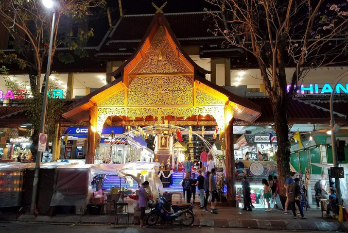 Flâner au Chiang Mai Night Bazaar une soirée animée au cœur de la ville