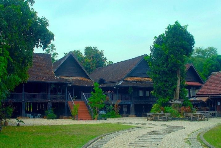 Maison aux nombreuses colonnes (Baan Sao Nak)