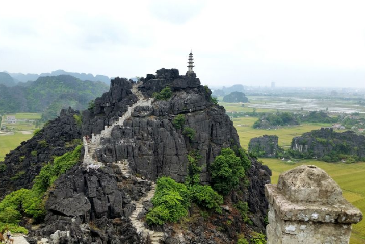 Monter au sommet de la grotte de Mua