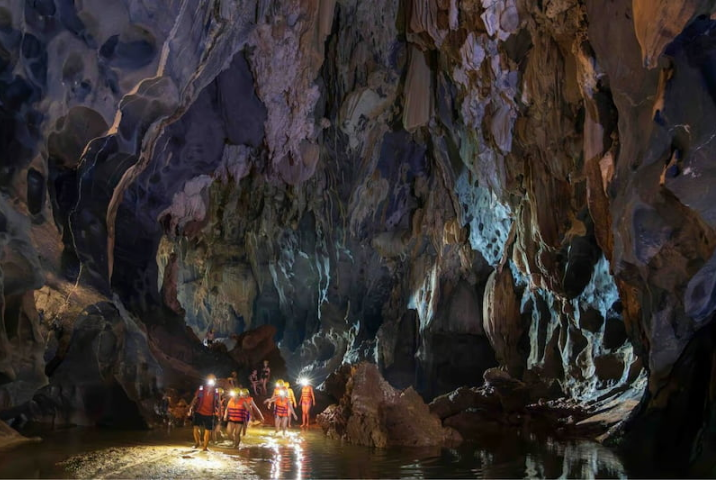S’aventurer dans la Grotte Sombre (Hang Toi)