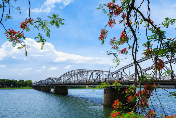 Se promener sur le pont Trang Tien