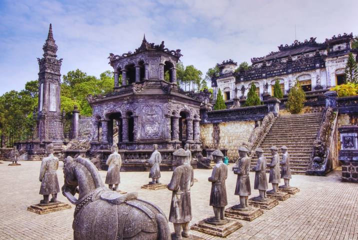 Visiter le tombeau de l’empereur Khai Dinh