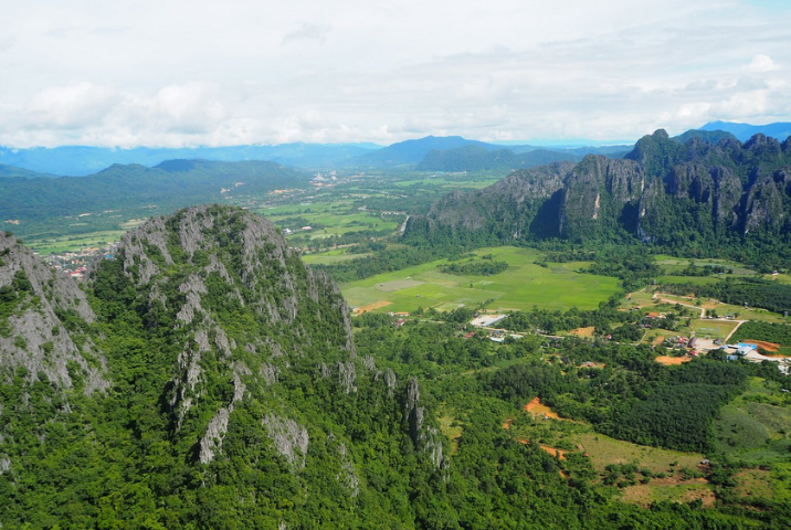 Admirer la vue depuis le sommet du Pha Ngern Viewpoint