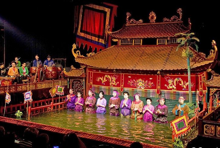 Assister à un spectacle traditionnel de marionnettes sur l’eau