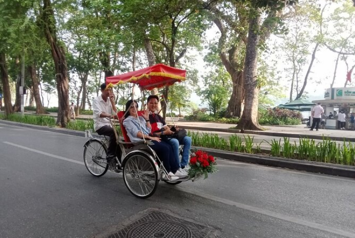 Balades en cyclo ou en bateau autour du Lac Hoan Kiem