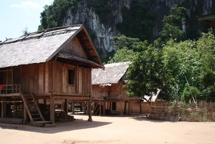 Exploration des villages traditionnels laos