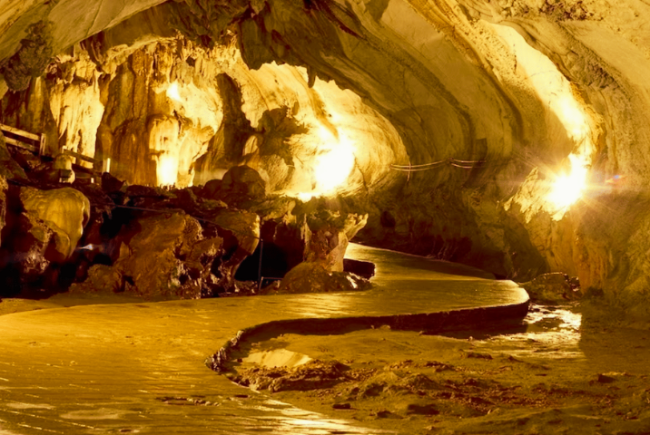Explorer les grottes mystérieuses