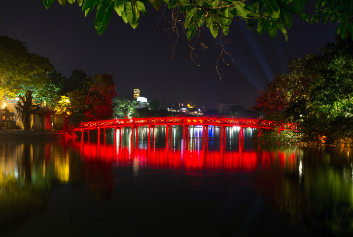 Se détendre autour du lac Hoan Kiem et du pont rouge Huc
