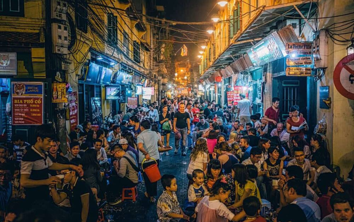 Boire une bière dans la rue Ta Hien