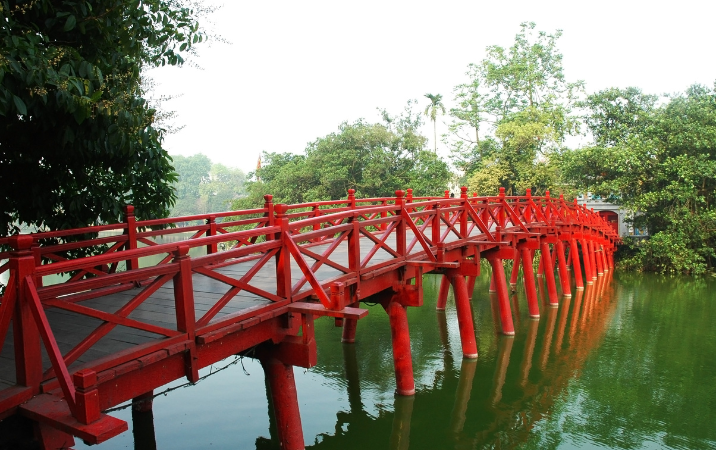 Cầu Thê Húc – Le pont rouge iconique