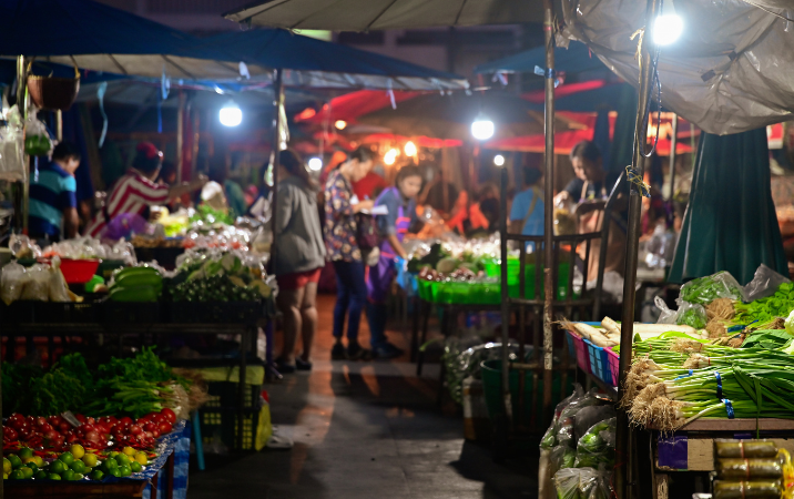 Flâner dans le marché de nuit de Hanoi