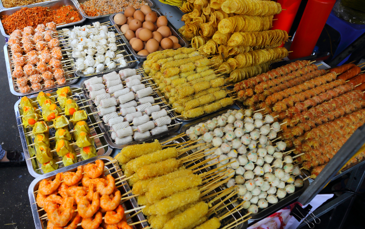 Goûter la street food et la bière locale vietnamienne