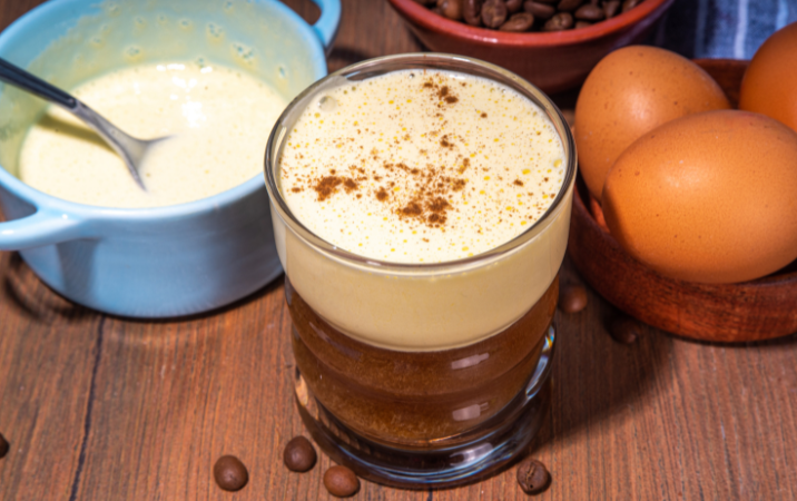 Origine et histoire du café aux œufs