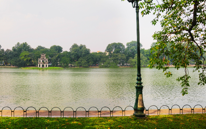 Rue piétonne autour du lac Hoan Kiem – Le cœur vivant de Hanoi