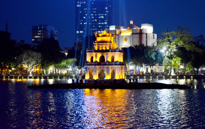 Se promener autour du lac Hoan Kiem