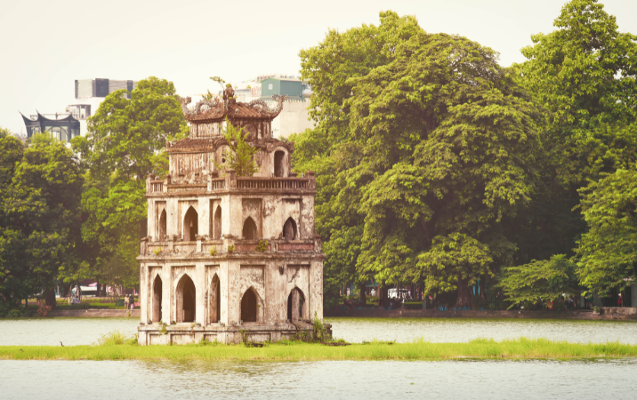 Se promener autour du lac Hoan Kiem