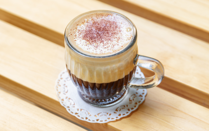 Tester un café aux œufs dans un café traditionnel