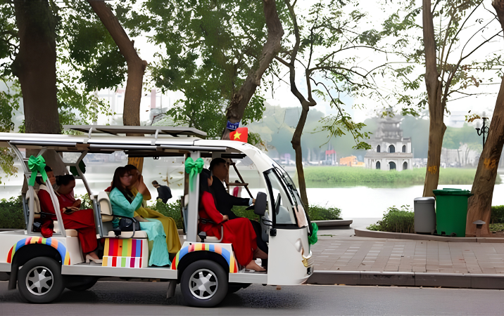 Utiliser la voiture électrique touristique dans le centre de Hanoi
